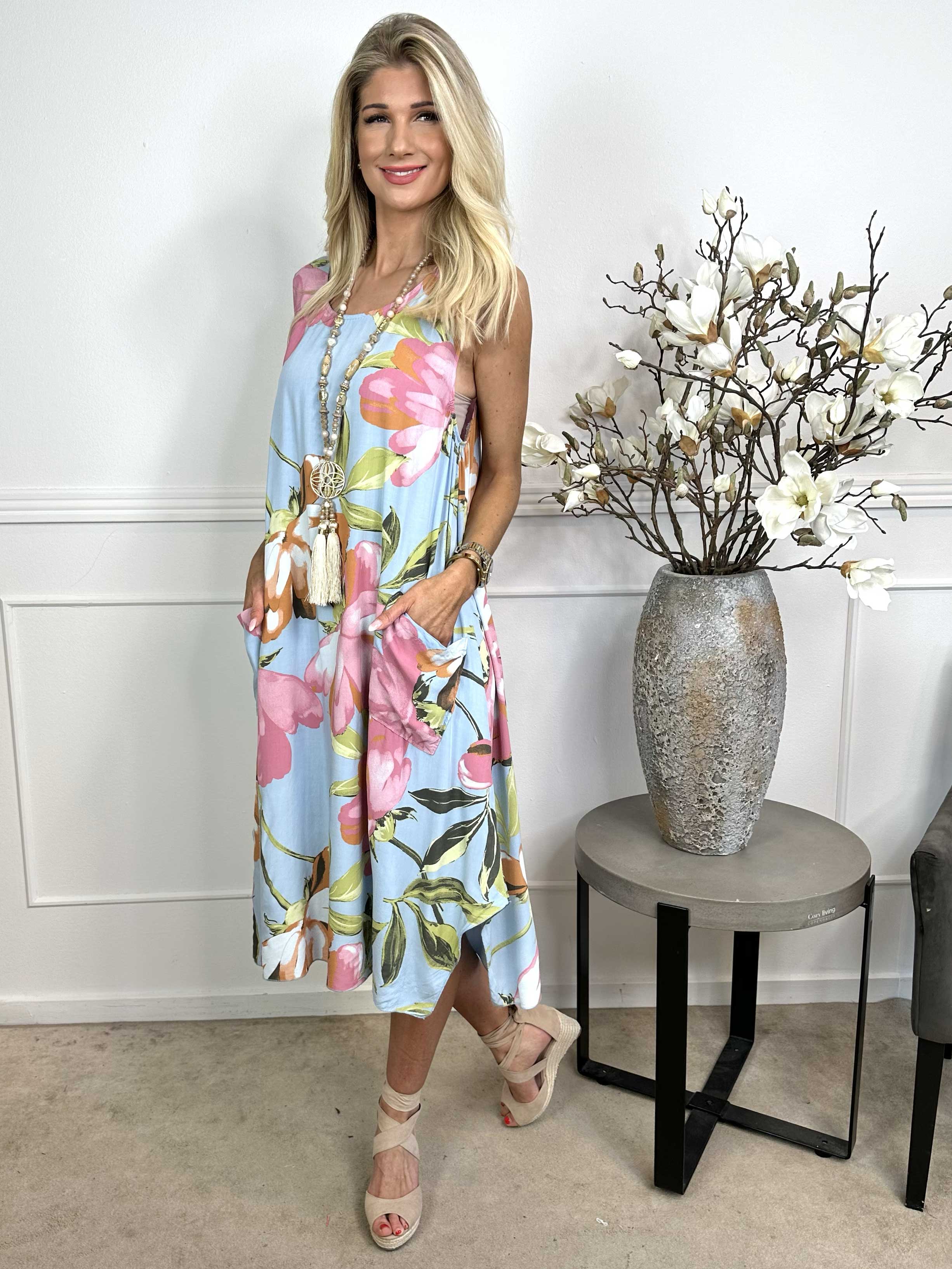 Kirsi - Sød blomstret sommerkjole i viskose med lommer